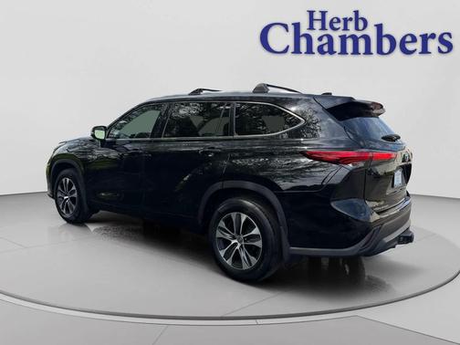 Midnight Black Metallic 2022 Toyota Highlander XLE
