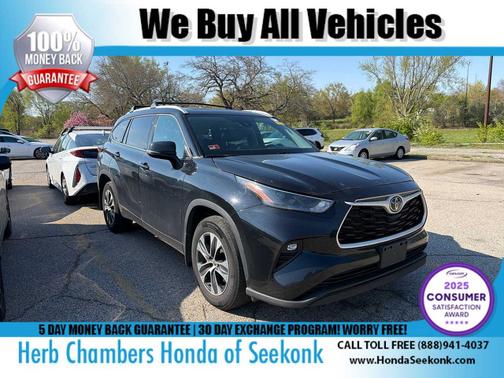 Midnight Black Metallic 2022 Toyota Highlander XLE