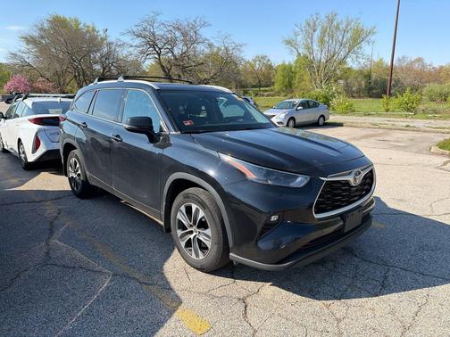 Midnight Black Metallic 2022 Toyota Highlander XLE