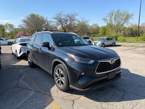 Midnight Black Metallic 2022 Toyota Highlander XLE