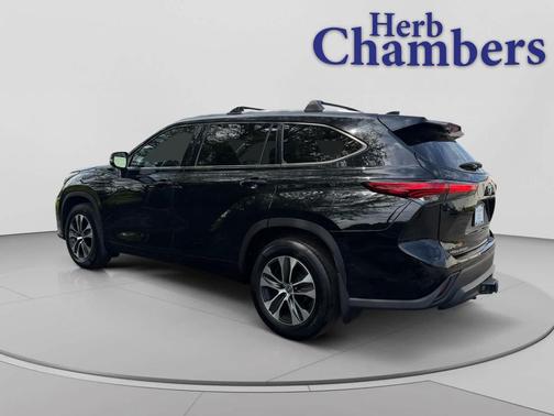Midnight Black Metallic 2022 Toyota Highlander XLE
