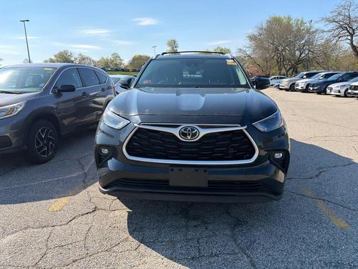 Midnight Black Metallic 2022 Toyota Highlander XLE