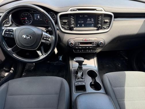 Titanium Silver 2019 Kia Sorento LX
