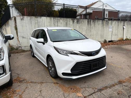2023 Toyota Sienna LE