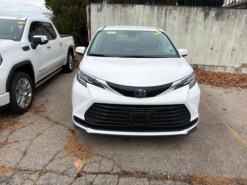 2023 Toyota Sienna LE