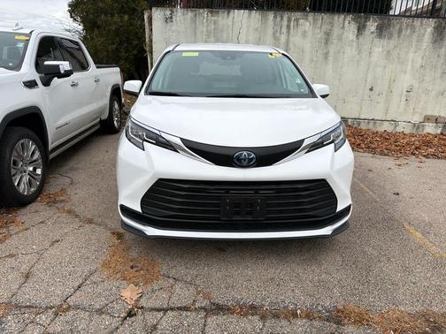 2023 Toyota Sienna LE