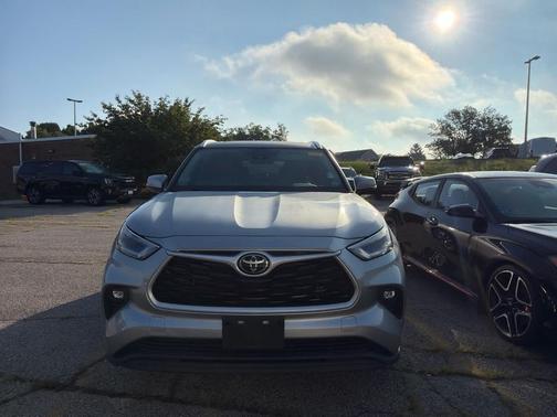 Celestial Silver Metallic 2021 Toyota Highlander XLE