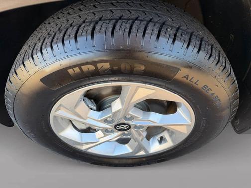 2022 Hyundai TUCSON SE