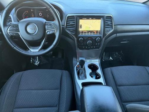 Diamond Black Crystal Pearlcoat 2018 Jeep Grand Cherokee Laredo E