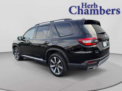 Crystal Black Pearl 2023 Honda Pilot Touring 8-Passenger