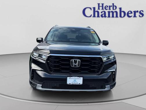 Crystal Black Pearl 2023 Honda Pilot Touring 8-Passenger
