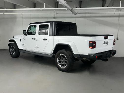 Bright White Clearcoat 2020 Jeep Gladiator Overland