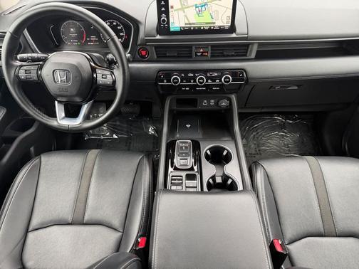 Crystal Black Pearl 2023 Honda Pilot Touring 8-Passenger