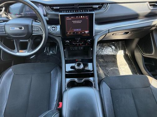 Diamond Black Crystal Pearlcoat 2022 Jeep Grand Cherokee Altitude