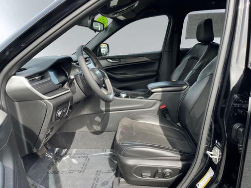 Diamond Black Crystal Pearlcoat 2023 Jeep Grand Cherokee Altitude