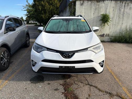 Super White 2018 Toyota RAV4 XLE