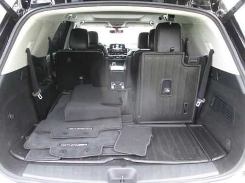 Pearl White Tricoat/Super Black 2023 Nissan Pathfinder SL 4WD