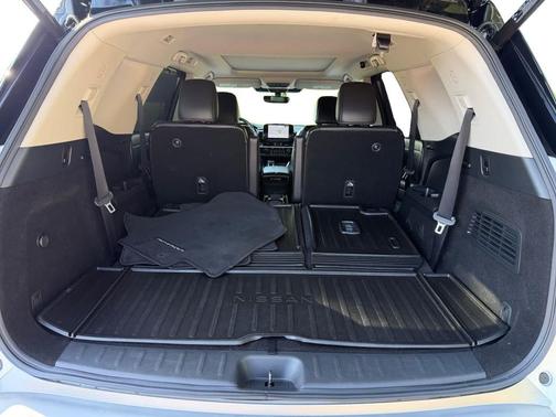 Pearl White Tricoat/Super Black 2023 Nissan Pathfinder SL 4WD