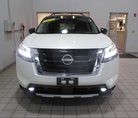 Pearl White Tricoat/Super Black 2023 Nissan Pathfinder SL 4WD