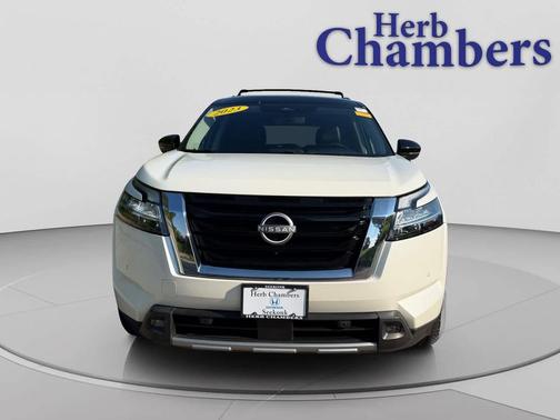 Pearl White Tricoat/Super Black 2023 Nissan Pathfinder SL 4WD