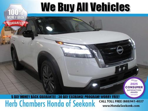 Pearl White Tricoat/Super Black 2023 Nissan Pathfinder SL 4WD