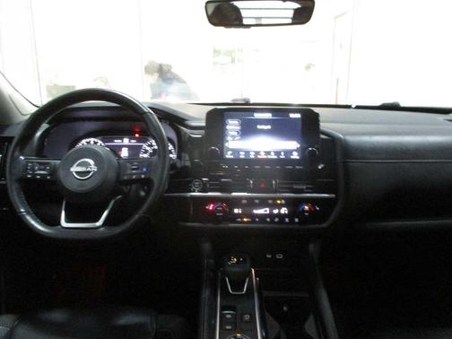 Pearl White Tricoat/Super Black 2023 Nissan Pathfinder SL 4WD