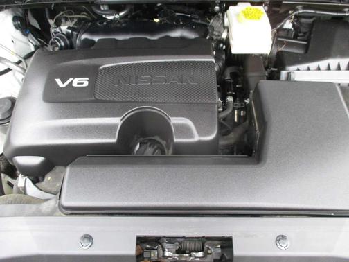 Pearl White Tricoat/Super Black 2023 Nissan Pathfinder SL 4WD