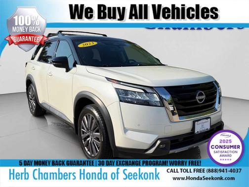 Pearl White Tricoat/Super Black 2023 Nissan Pathfinder SL 4WD