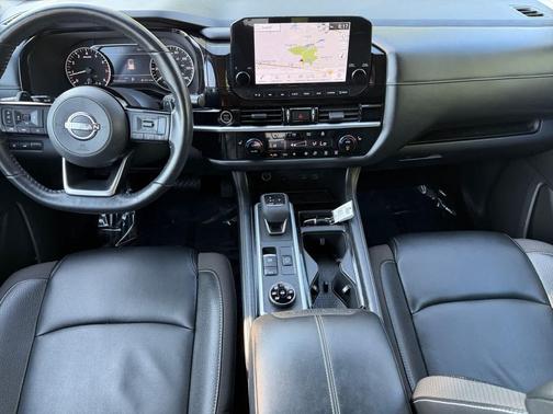 Pearl White Tricoat/Super Black 2023 Nissan Pathfinder SL 4WD