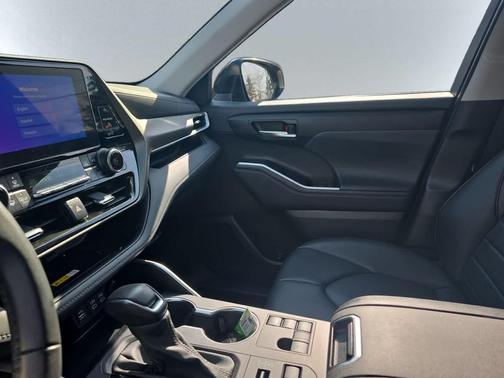 Midnight Black 2023 Toyota Highlander XLE