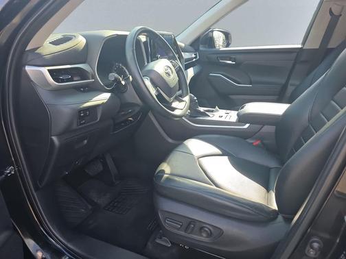Midnight Black 2023 Toyota Highlander XLE