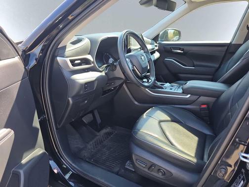 Midnight Black Metallic 2021 Toyota Highlander XLE