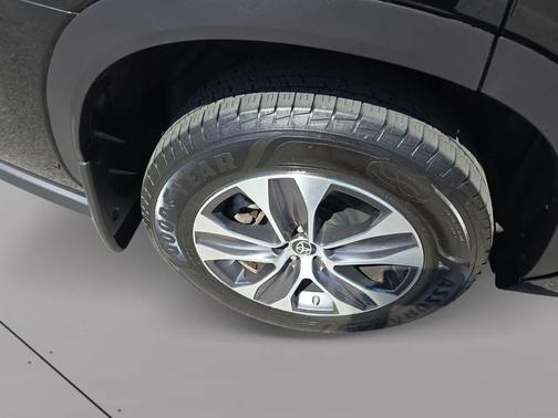 Midnight Black Metallic 2021 Toyota Highlander XLE