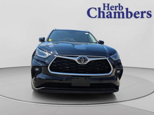 Midnight Black Metallic 2021 Toyota Highlander XLE