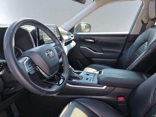 Midnight Black Metallic 2021 Toyota Highlander XLE