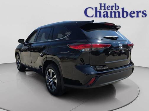 Midnight Black Metallic 2021 Toyota Highlander XLE