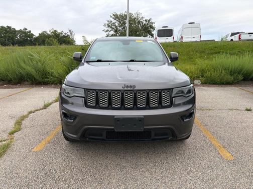 Granite Crystal Metallic Clearcoat 2021 Jeep Grand Cherokee Laredo