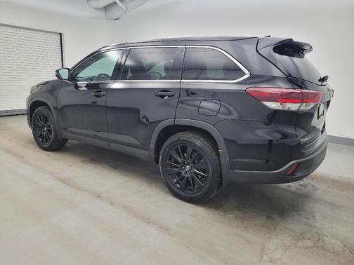 Midnight Black Metallic 2019 Toyota Highlander SE