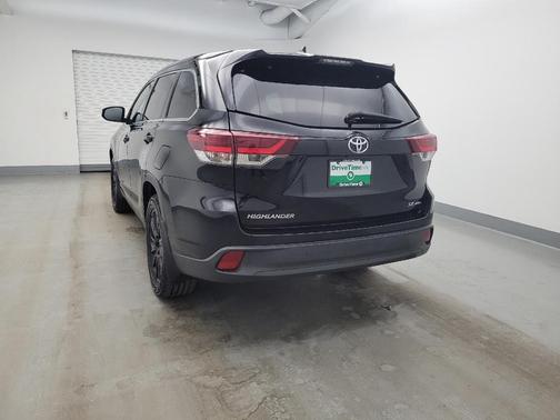 Midnight Black Metallic 2019 Toyota Highlander SE