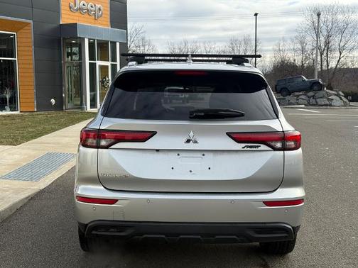 2022 Mitsubishi Outlander ES