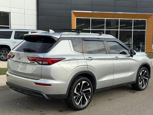 2022 Mitsubishi Outlander ES