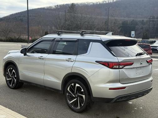 2022 Mitsubishi Outlander ES