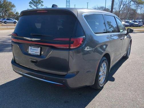 2023 Chrysler Pacifica Touring-L
