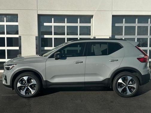 2025 Volvo XC40 B5 Plus Dark Theme