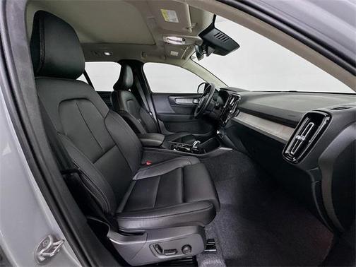 2025 Volvo XC40 B5 Plus Dark Theme