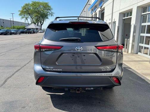 Magnetic Gray Metallic 2021 Toyota Highlander XLE