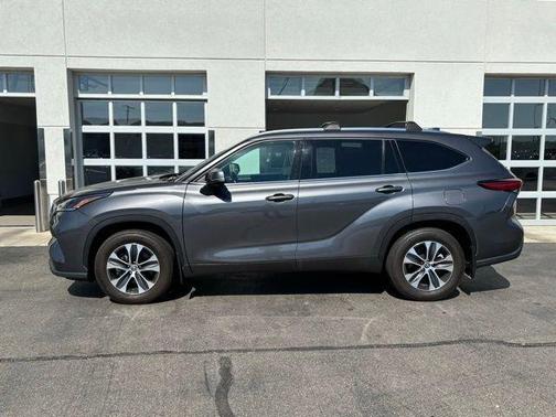 Magnetic Gray Metallic 2021 Toyota Highlander XLE