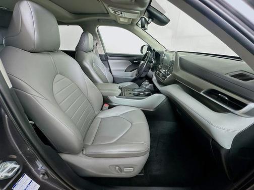 Magnetic Gray Metallic 2021 Toyota Highlander XLE