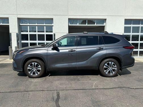 Magnetic Gray Metallic 2021 Toyota Highlander XLE