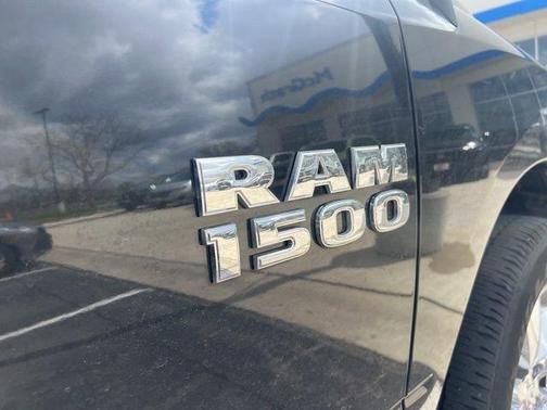 Brilliant Black Crystal Pearlcoat 2018 RAM 1500 Express